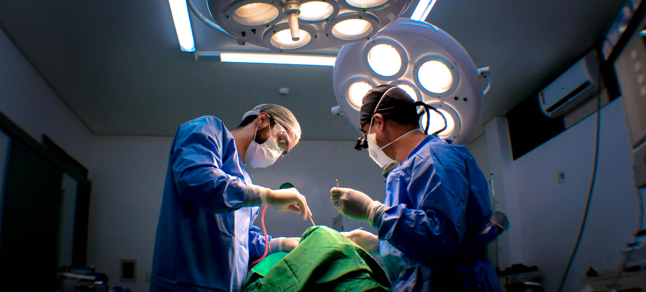 chirurdzy przy operacji Deformacji klatki piersiowej