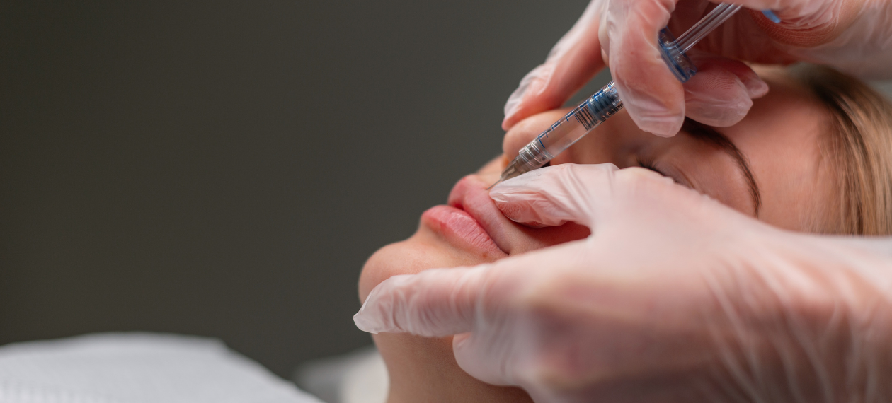 Bullhorn Lip Lift - chirurgiczne modelowanie ust. Dlaczego to lepsza i trwalsza alternatywa dla kwasu hialuronowego? Bullhorn Lip Lift